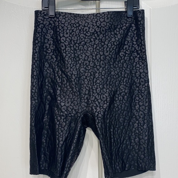 Hue Sleek Effects High Rise Shorts Black M NEW - Picture 7 of 7